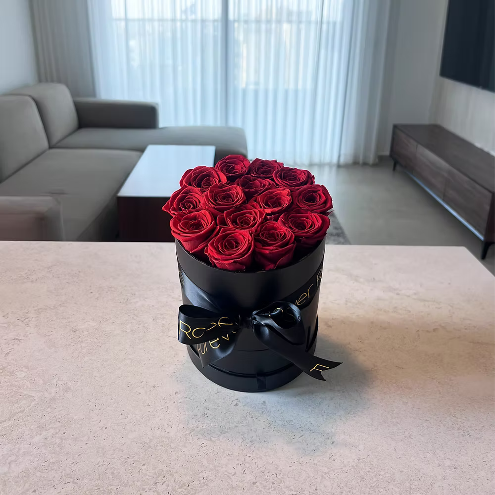 ורדי נצח אדומים בקופסא שחורה אלגנטית