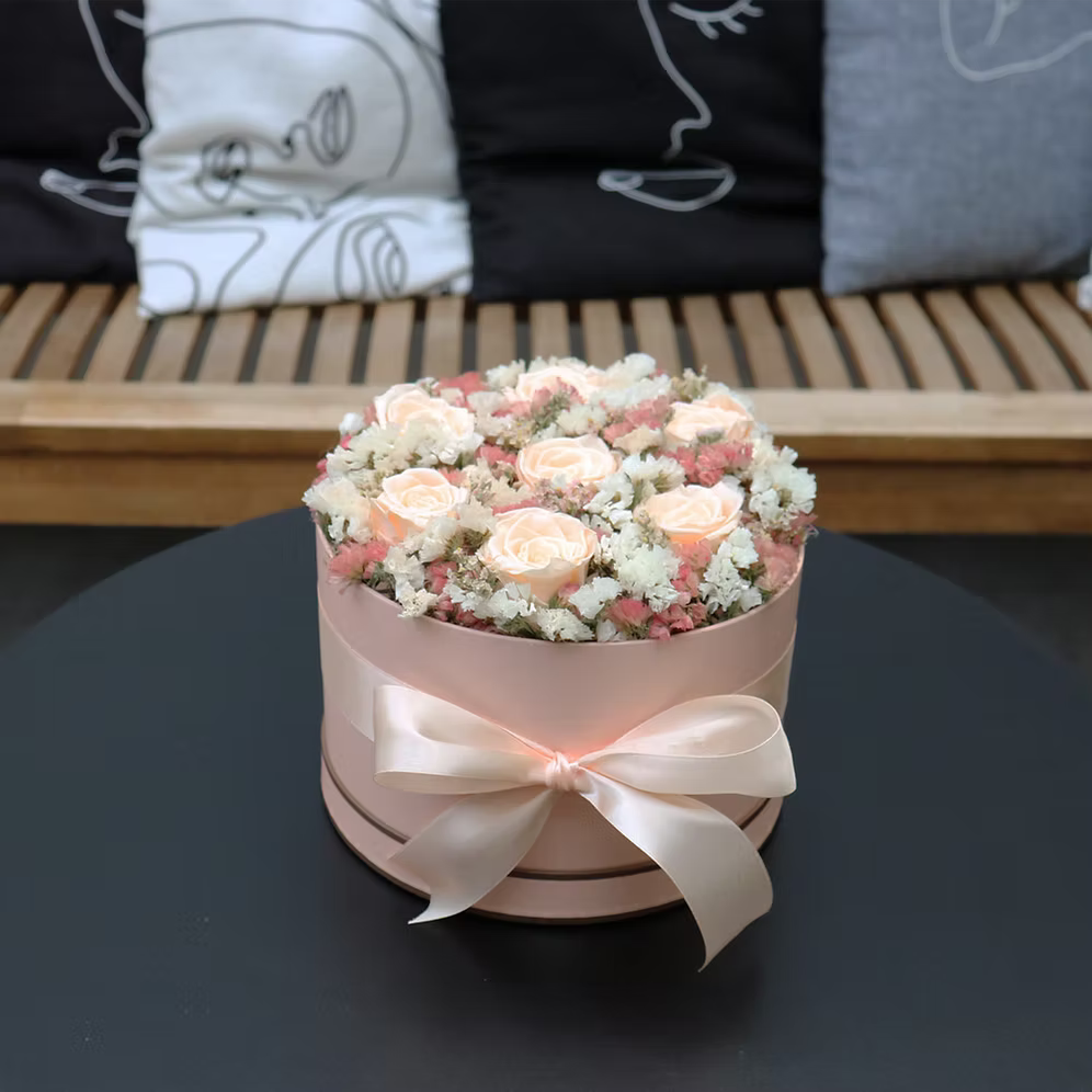 זר ורדי נצח אפרסק בשילוב פרחים יבשים