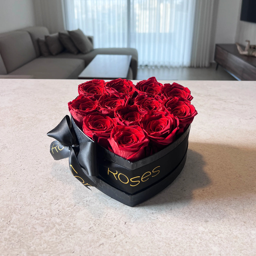 קופסת לב שחורה עם 13 ורדי נצח אדומים
