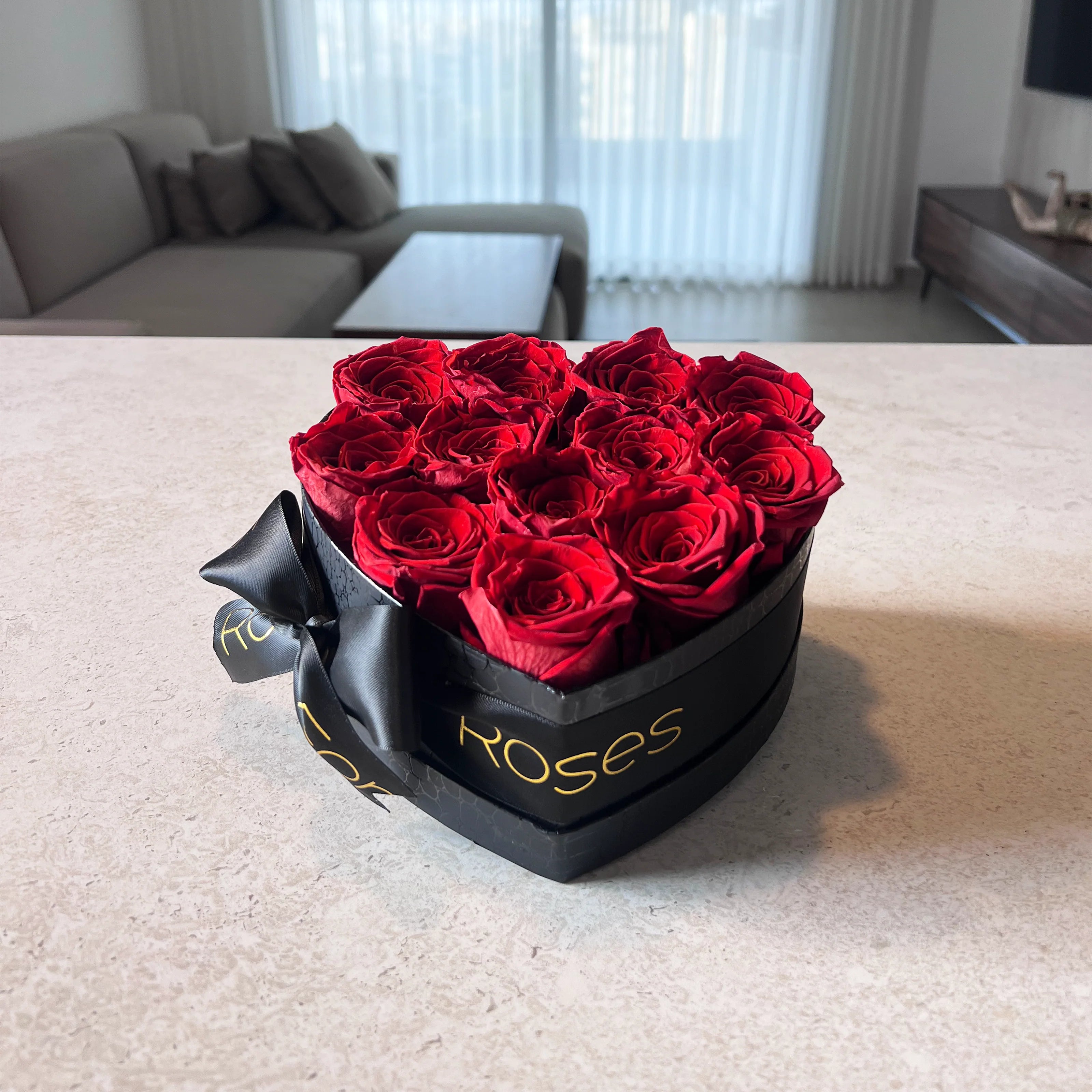 קופסת לב שחורה עם 13 ורדי נצח אדומים