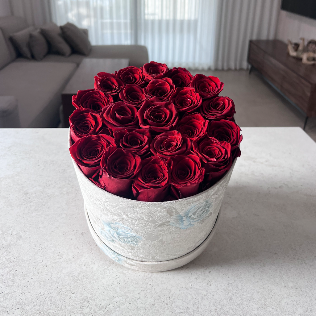 קופסת מעוטרת עם 22 ורדי נצח אדומים