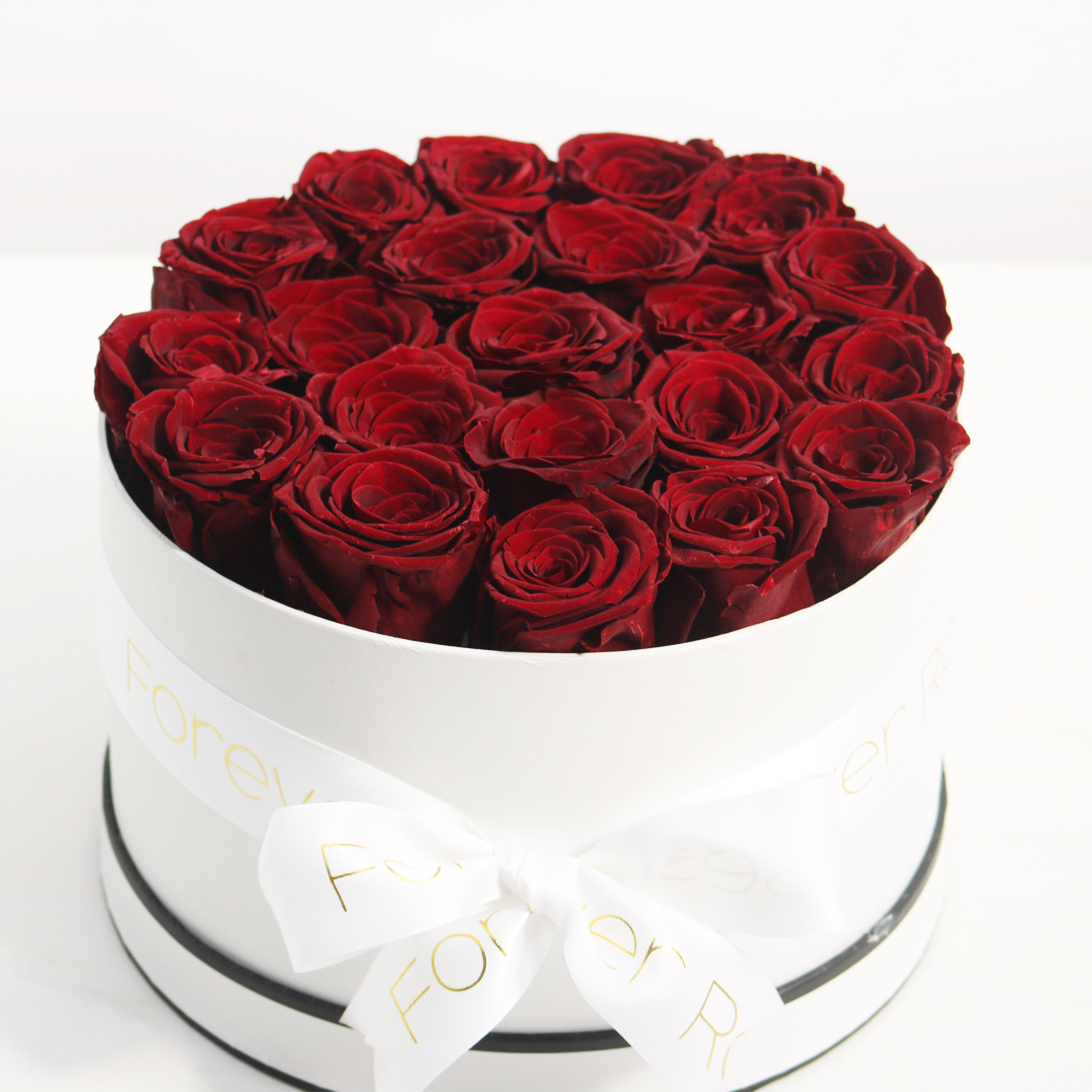 ורדי נצח אדומים במארז יוקרתי לבן