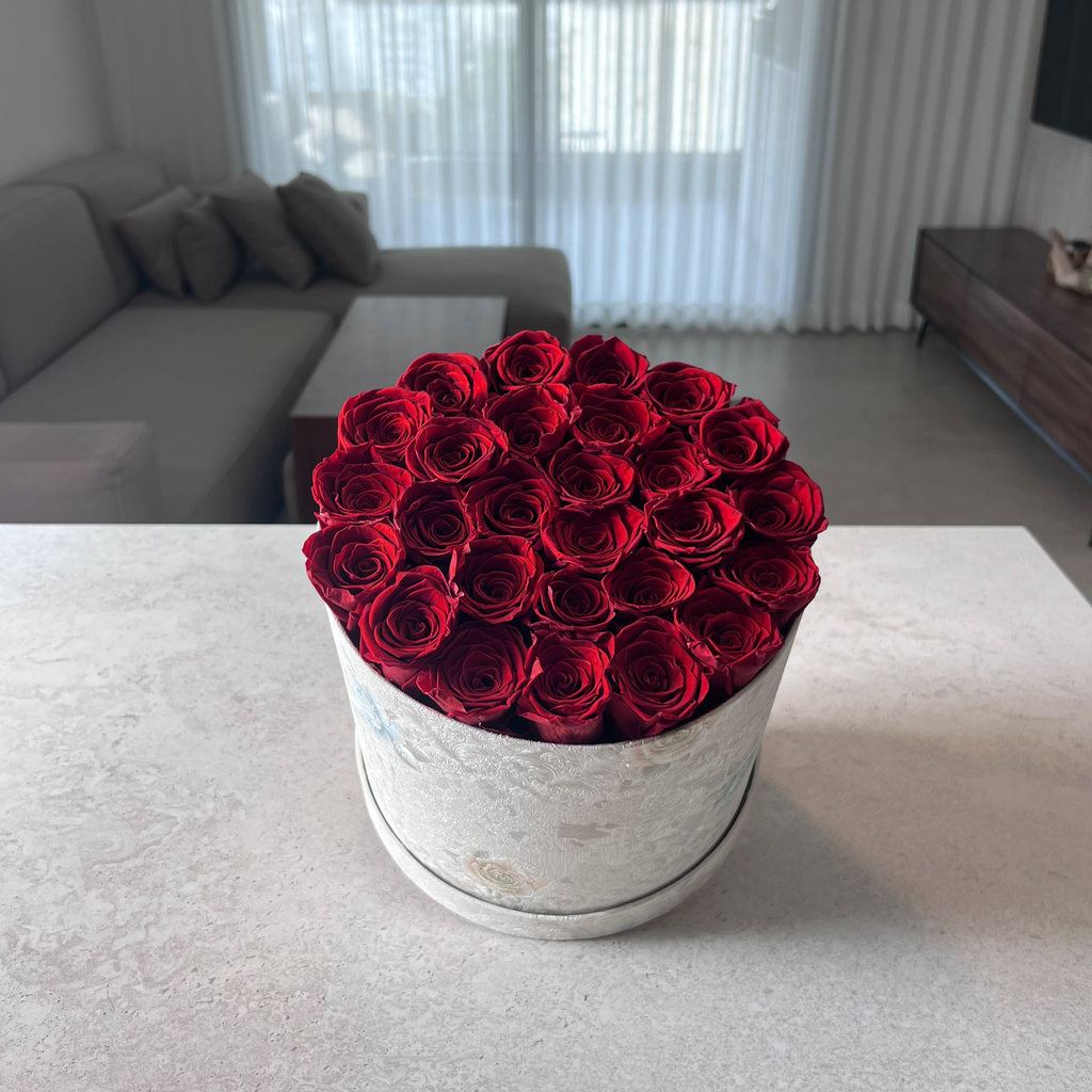 קופסת מעוטרת עם 27 ורדי נצח אדומים