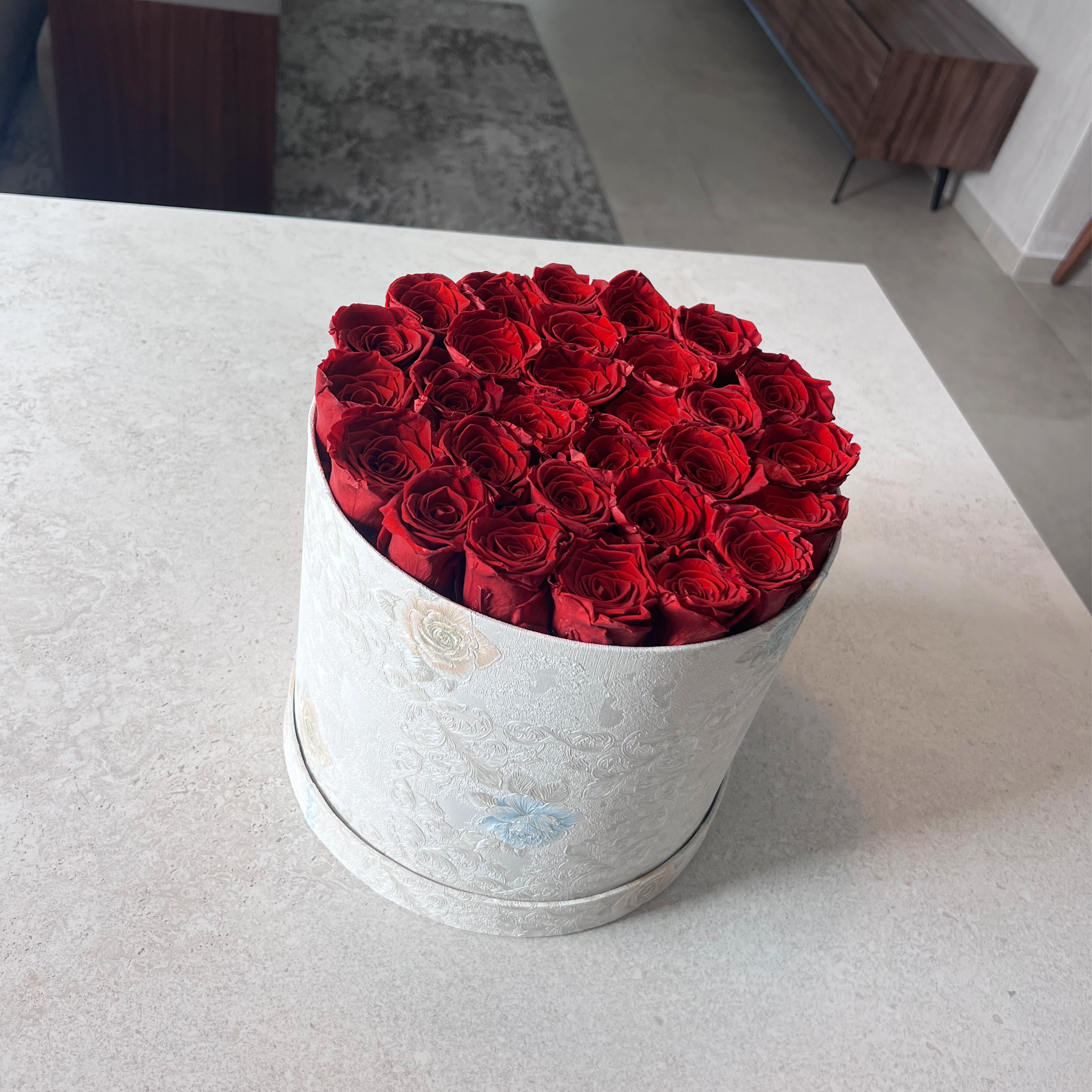 קופסת מעוטרת עם 27 ורדי נצח אדומים