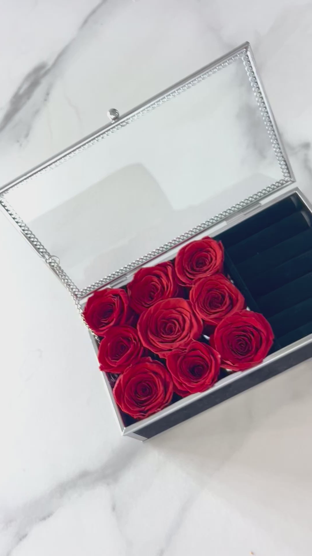 9 ורדי נצח אדומים – בכלי עיצובי