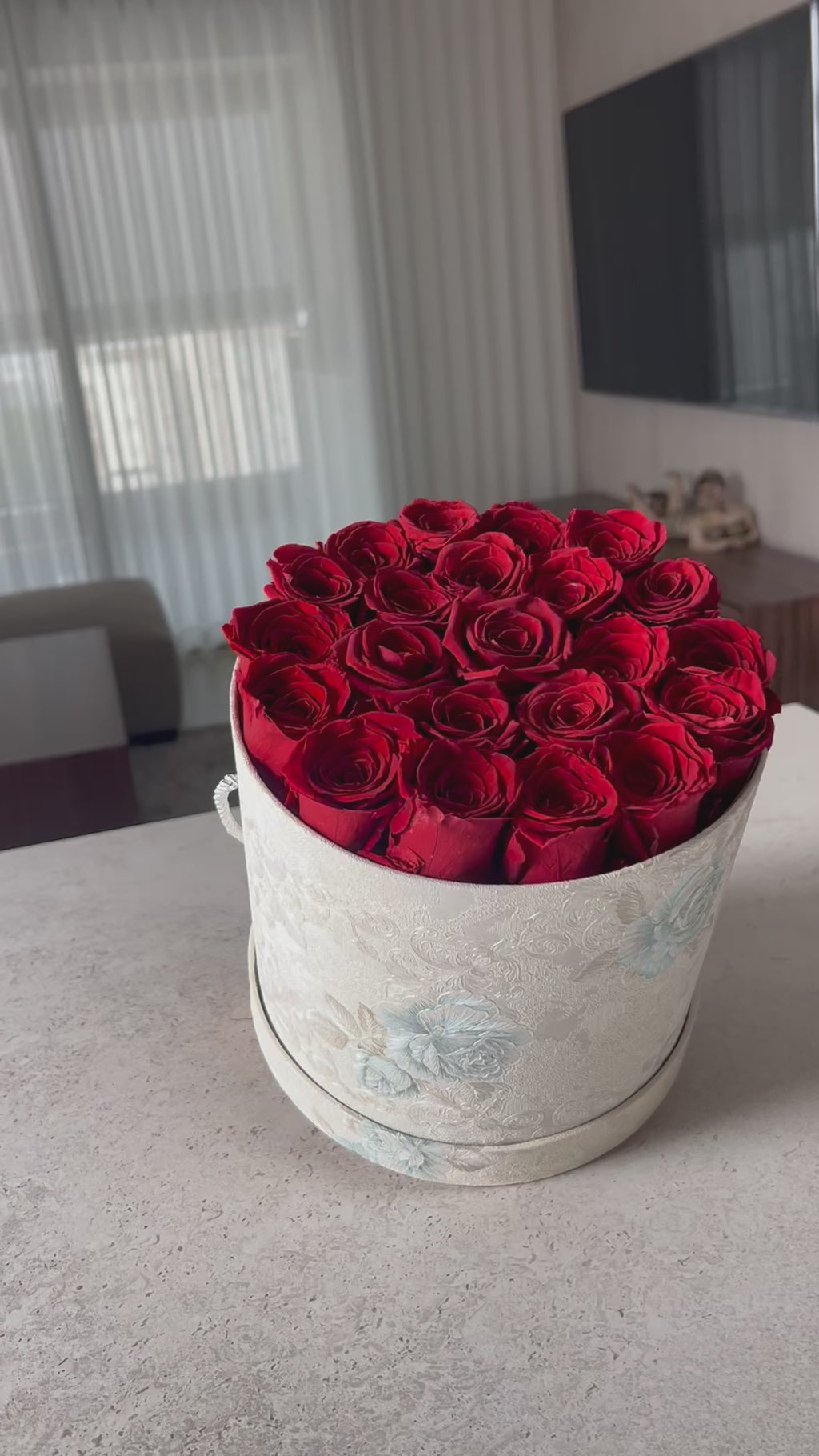 קופסת מעוטרת עם 22 ורדי נצח אדומים