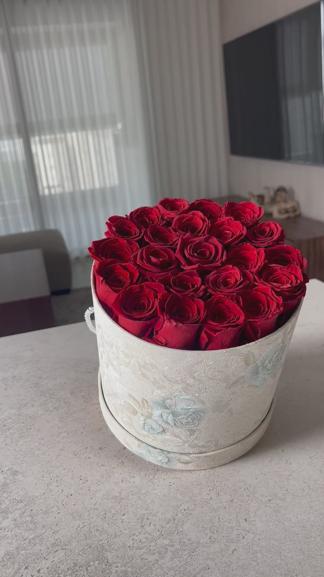 קופסת מעוטרת עם 22 ורדי נצח אדומים