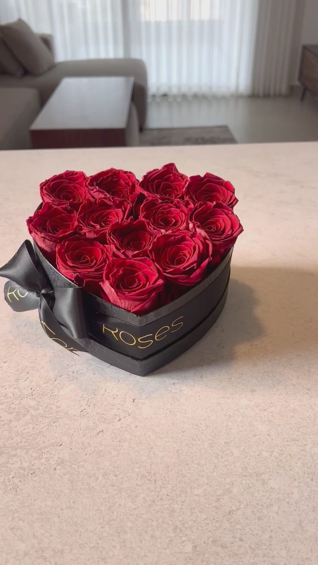 קופסת לב שחורה עם 13 ורדי נצח אדומים