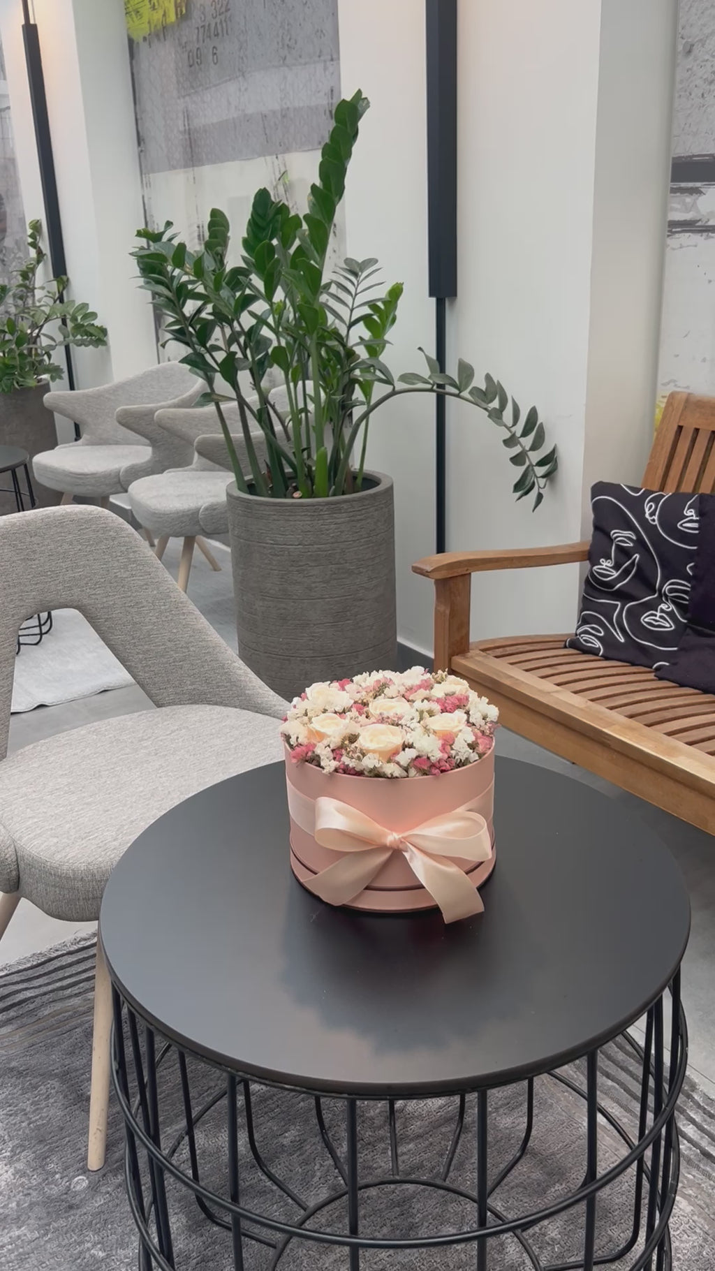 זר ורדי נצח אפרסק בשילוב פרחים יבשים