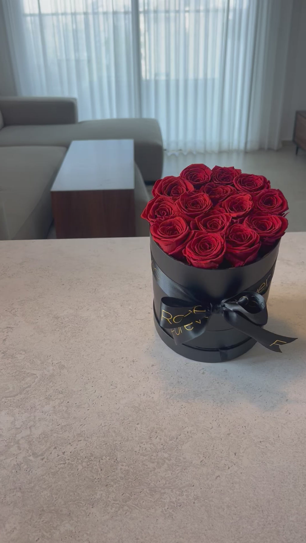 ורדי נצח אדומים בקופסא שחורה אלגנטית