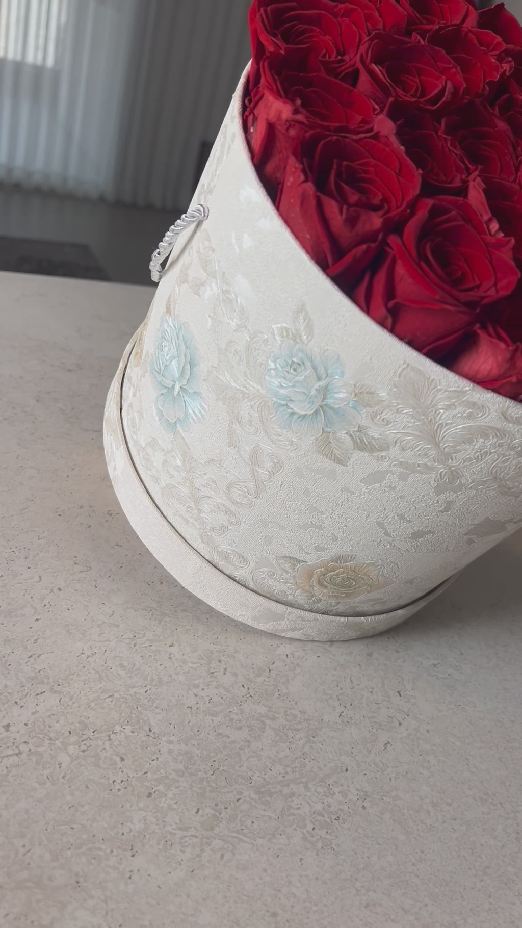 קופסת מעוטרת עם 27 ורדי נצח אדומים