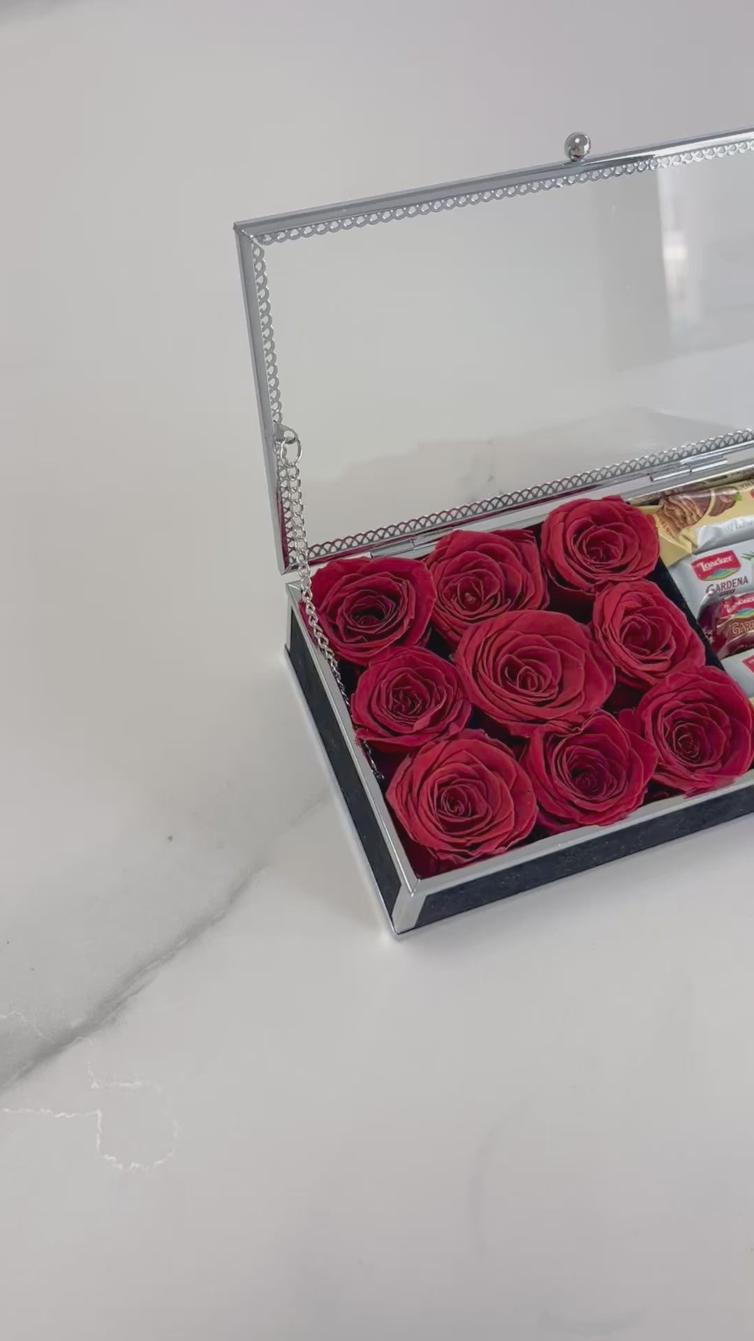 9 ורדי נצח אדומים – בכלי עיצובי